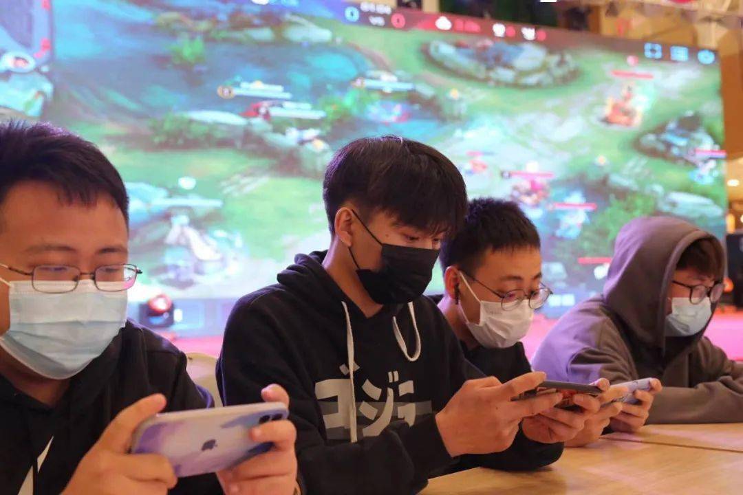 2024 LPL 年度最佳经理： Bilibili Gaming Holy Hou Lin
